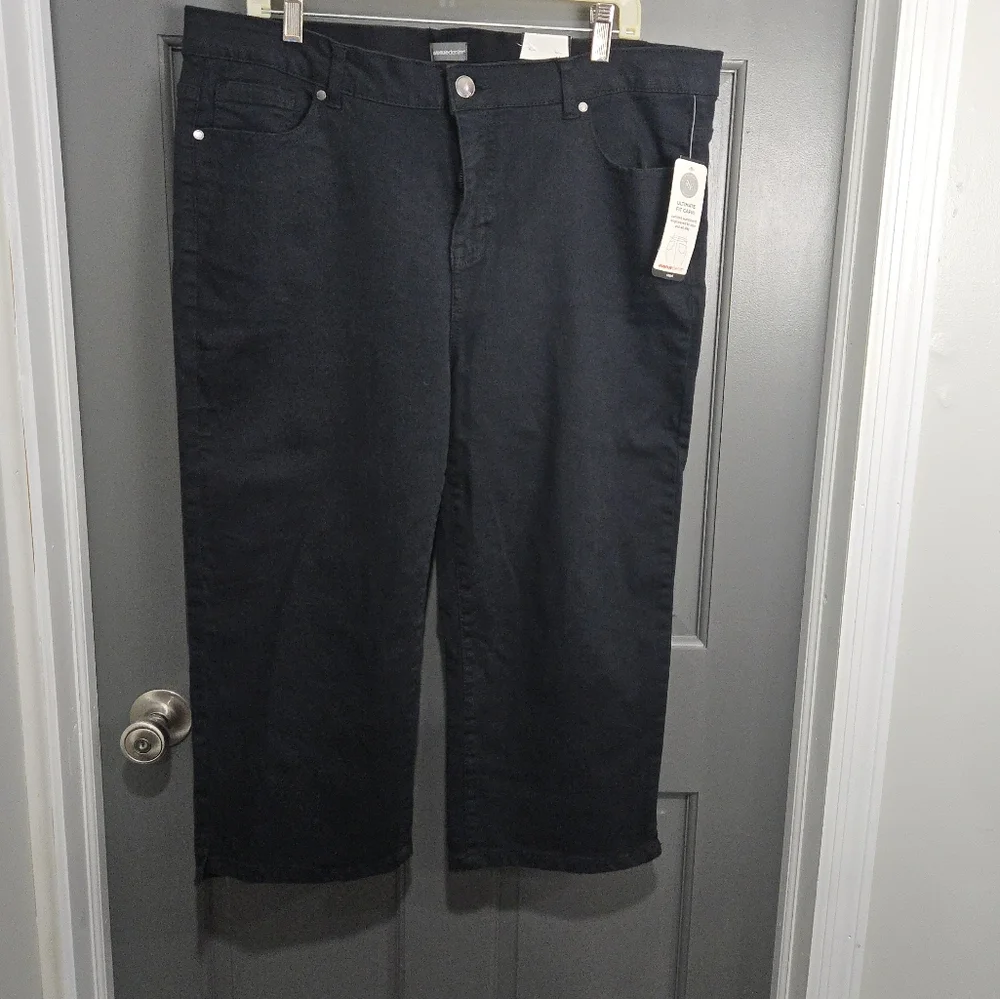 Avenue Black Capris Size 18